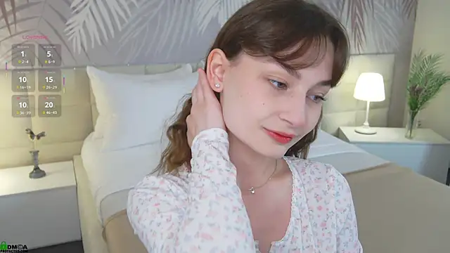 Snapshot of LolaPrise chatting on 09.16.25 LolaPrise online show from 09.16.25