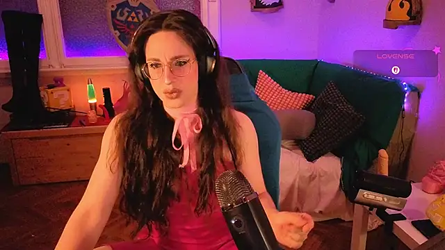 Snapshot of Zesty_Peach chatting on 06.12.26 Zesty Peach online show from 06.12.26