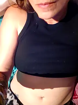 Snapshot of adrielleigh chatting on 10.15.25 adrielleigh online show from 10.15.25