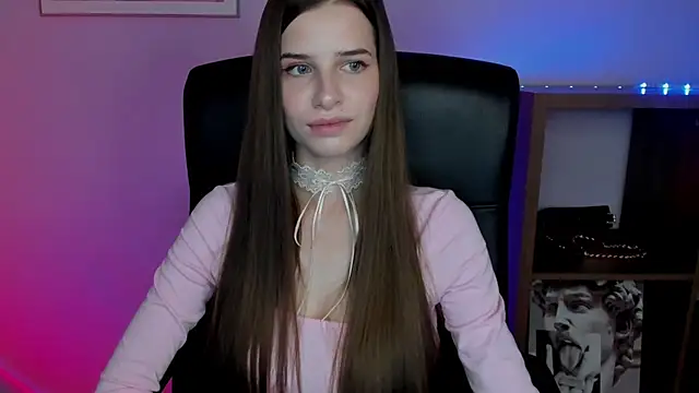 Snapshot of LuxMaya chatting on 12.17.25 LuxMaya online show from 12.17.25