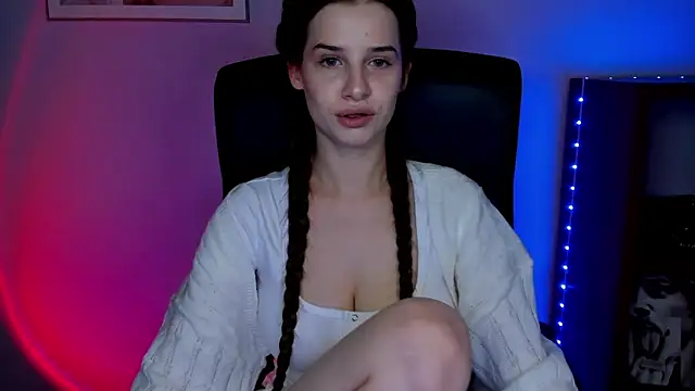 Snapshot of LuxMaya chatting on 02.25.26 LuxMaya online show from 02.25.26