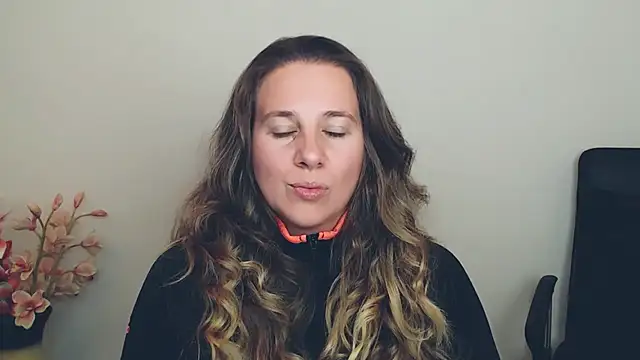 Snapshot of Darklure_ chatting on 10.02.25 Darklure online show from 10.02.25