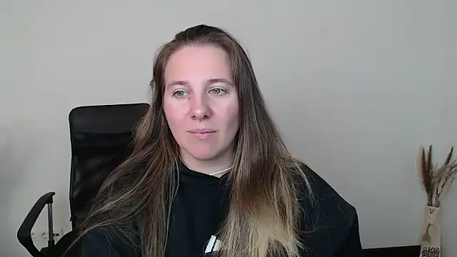 Snapshot of Darklure_ chatting on 10.31.25 Darklure online show from 10.31.25