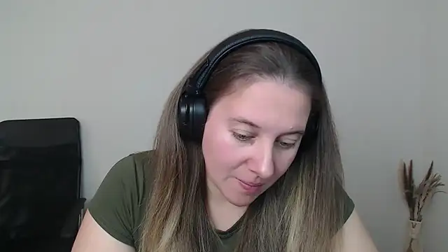 Snapshot of Darklure_ chatting on 11.04.25 Darklure online show from 11.04.25