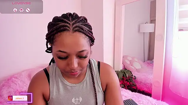 Snapshot of _Zahara_ chatting on 10.27.25 Zahara online show from 10.27.25