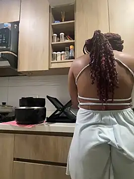 Snapshot of _Zahara_ chatting on 11.14.25 Zahara online show from 11.14.25