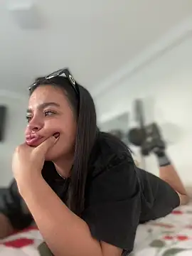 JuanitaMore01 online show from 12.22.25