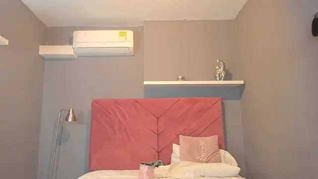 Snapshot of everyh__ chatting on 11.10.25 everyh online show from 11.10.25