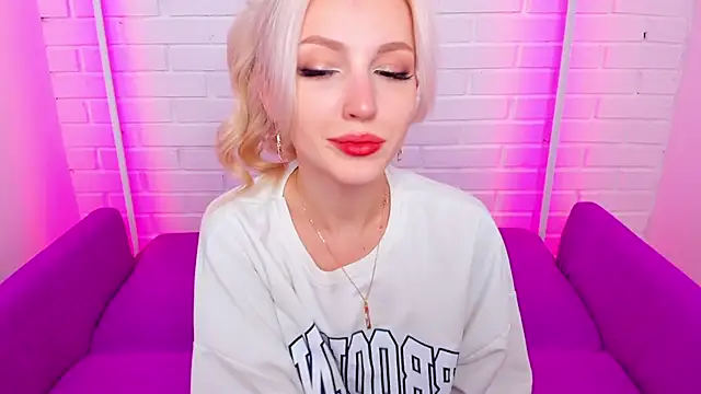 LisaFoxyMe online show from 11.17.25