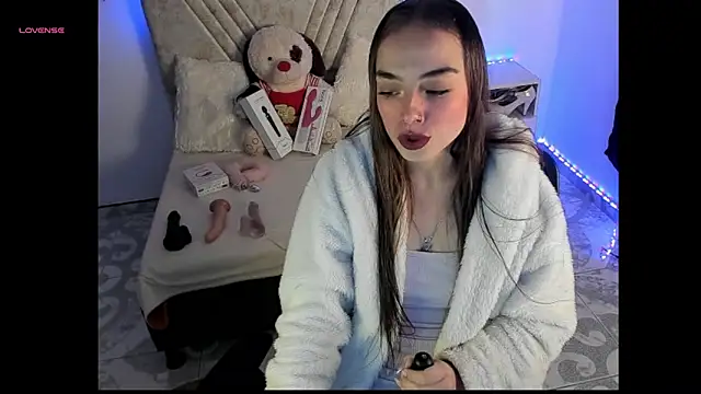 Mia Victoria22 online show from 05.23.26