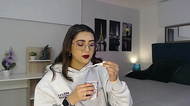 Snapshot of madame_lottie chatting on 09.18.25 madame lottie online show from 09.18.25