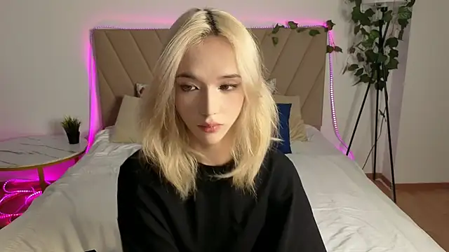 Snapshot of okerriella chatting on 06.17.26 okerriella online show from 06.17.26