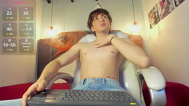 Snapshot of Oscar_and_dani chatting on 10.18.25 Oscar and dani online show from 10.18.25