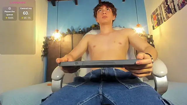 Snapshot of Oscar_and_dani chatting on 11.28.25 Oscar and dani online show from 11.28.25