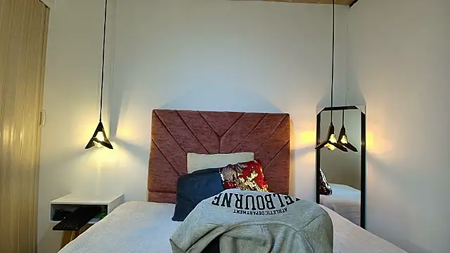 Hanna Lee   online show from 02.24.26