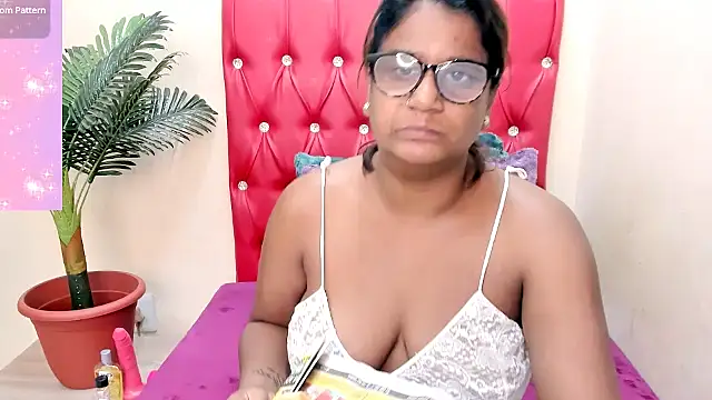 Snapshot of Strawberry_Lips chatting on 09.19.25 Strawberry Lips online show from 09.19.25