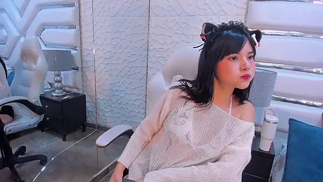 Snapshot of TatiLee chatting on 09.24.25 TatiLee online show from 09.24.25