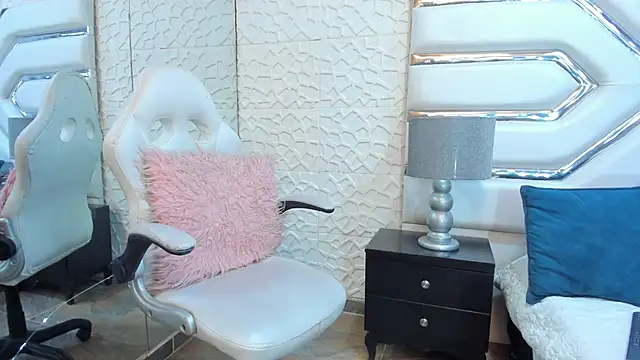 Snapshot of TatiLee chatting on 10.18.25 TatiLee online show from 10.18.25