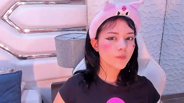 Snapshot of TatiLee chatting on 11.07.25 TatiLee online show from 11.07.25