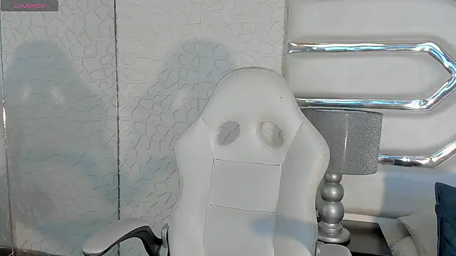 Snapshot of TatiLee chatting on 11.22.25 TatiLee online show from 11.22.25