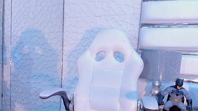 Snapshot of TatiLee chatting on 12.22.25 TatiLee online show from 12.22.25