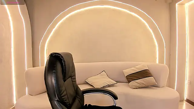 MiaLaurence online show from 04.14.26