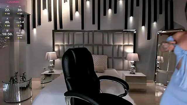 Snapshot of MiaLaurence chatting on 06.22.26 MiaLaurence online show from 06.22.26