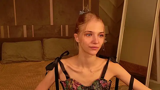 4example Chloe online show from 02.18.26