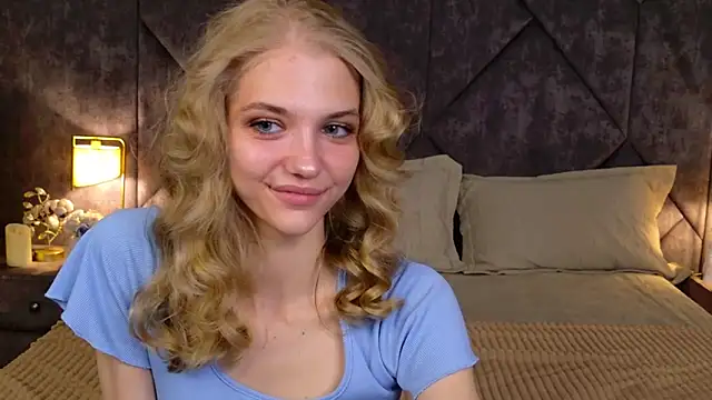 4example Chloe online show from 04.18.26