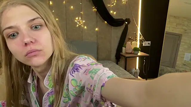 4example Chloe online show from 04.20.26