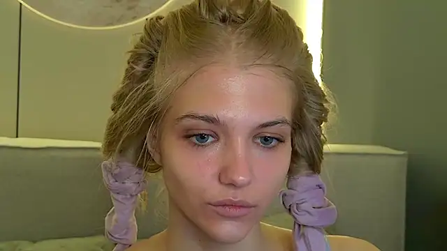 4example Chloe online show from 04.21.26