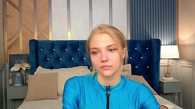 4example Chloe online show from 04.22.26