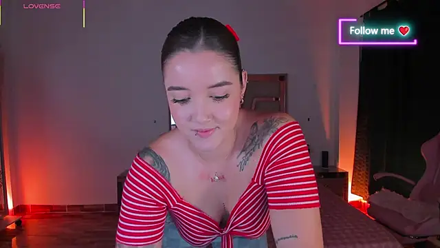 Snapshot of lunaarose chatting on 04.24.26 lunaarose online show from 04.24.26