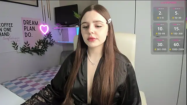 LiaWoow online show from 10.13.25