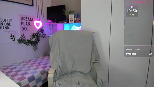 LiaWoow online show from 11.14.25