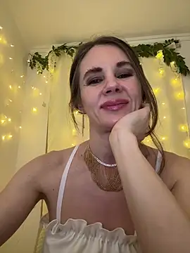 Snapshot of LucieMack chatting on 04.20.26 LucieMack online show from 04.20.26