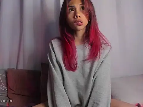 Laurenn 2 online show from 10.15.25