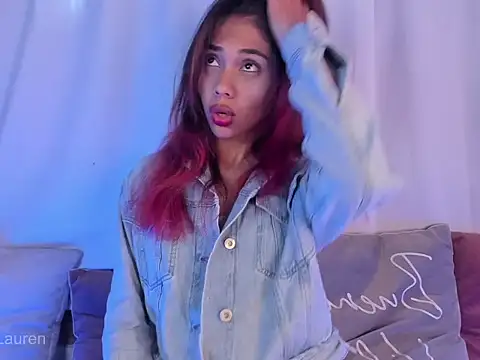 Laurenn 2 online show from 11.04.25