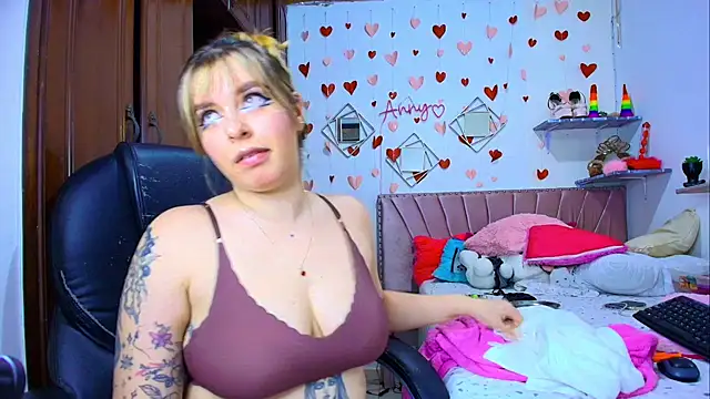 Anny Hurtado online show from 11.17.25