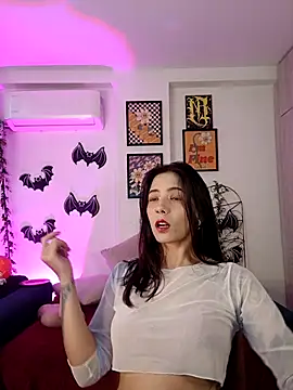 Snapshot of mishelkrave_ chatting on 10.28.25 mishelkrave  online show from 10.28.25