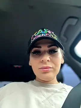 iSelena online show from 10.28.25