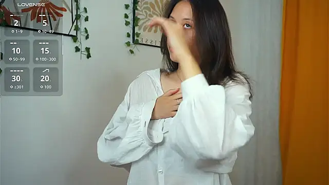 Snapshot of BeckyBurgh chatting on 10.12.25 BeckyBurgh online show from 10.12.25