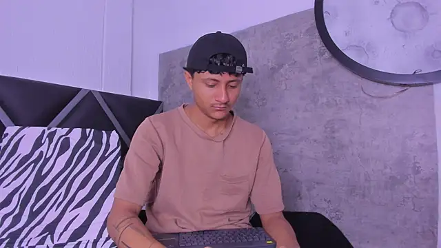 Snapshot of _Leohot_ chatting on 04.29.26 Leohot online show from 04.29.26