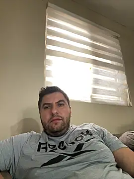 Snapshot of raulgzz4 chatting on 04.28.26 raulgzz4 online show from 04.28.26