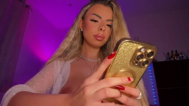 SerraVondeee online show from 11.27.25