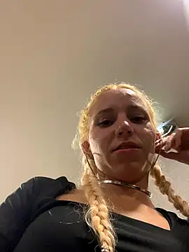 Snapshot of Bruna551 chatting on 10.18.25 Bruna551 online show from 10.18.25