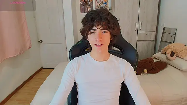 Snapshot of Nude_Boy18 chatting on 12.16.25 Nude Boy18 online show from 12.16.25