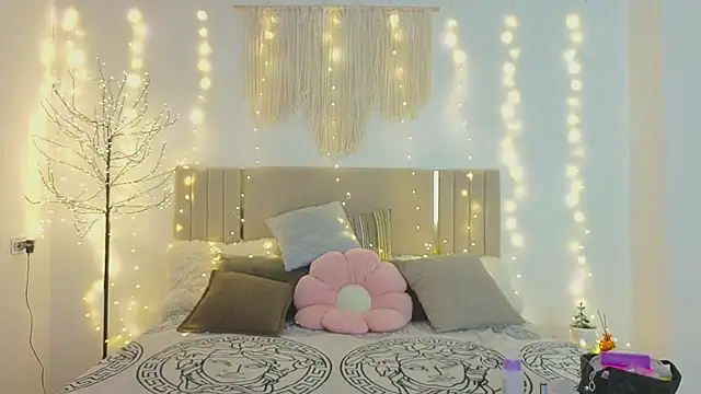 Little mia   online show from 12.17.25