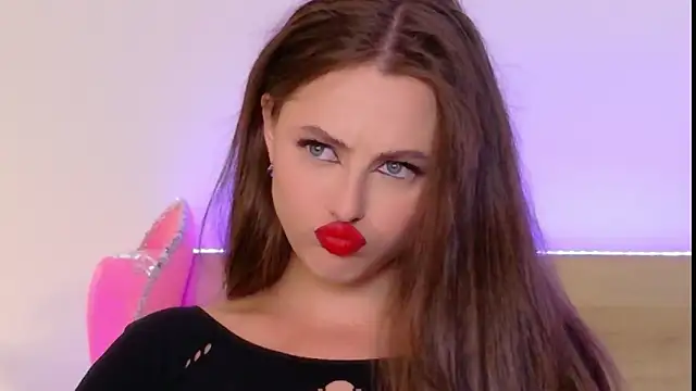 Snapshot of Sienna_Voss chatting on 10.04.25 Sienna Voss online show from 10.04.25