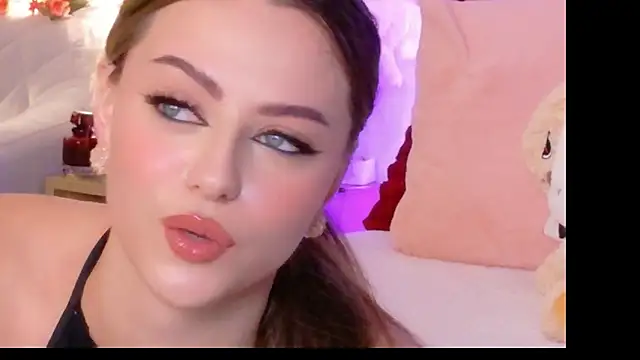 Snapshot of Sienna_Voss chatting on 10.22.25 Sienna Voss online show from 10.22.25